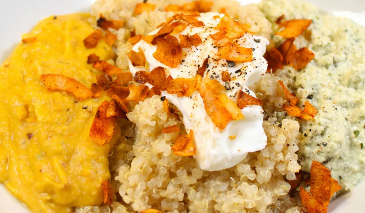 Quinoa mit Basilikum und Kürbiscreme an Ei Poachie