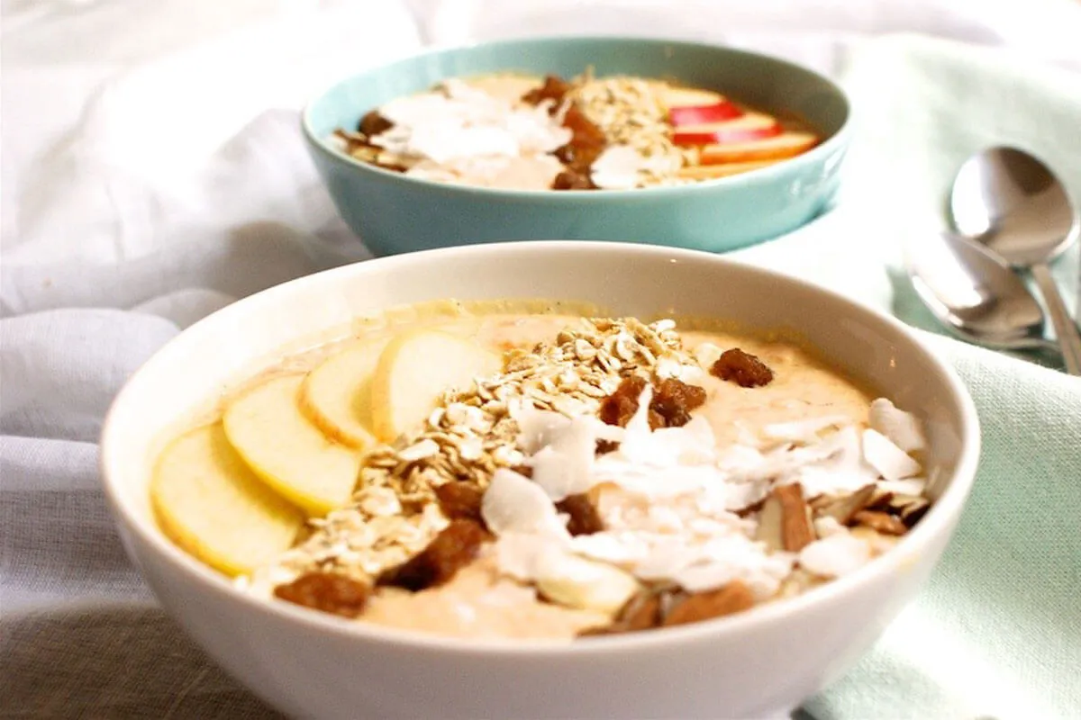 Carrot Cake Smoothie Bowl
