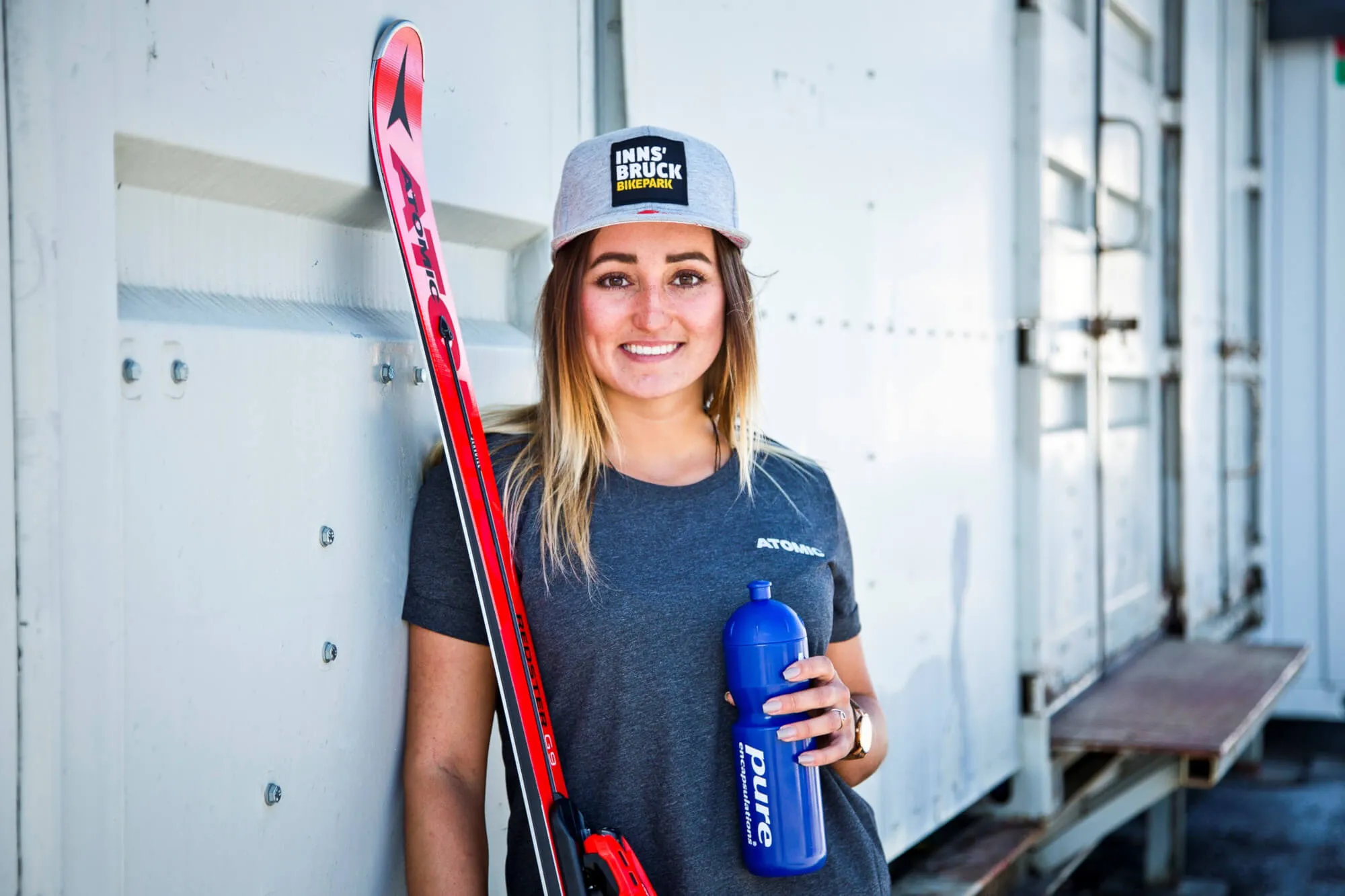 Chiara Mair mit Atomic Ski und Pure Encapsulations Trinkflasche
