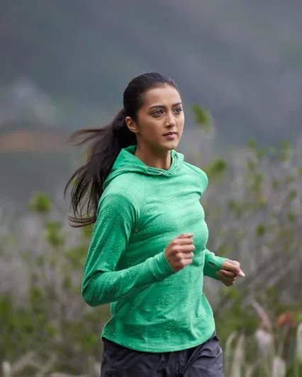 Frau mit grünen Pullover joggt