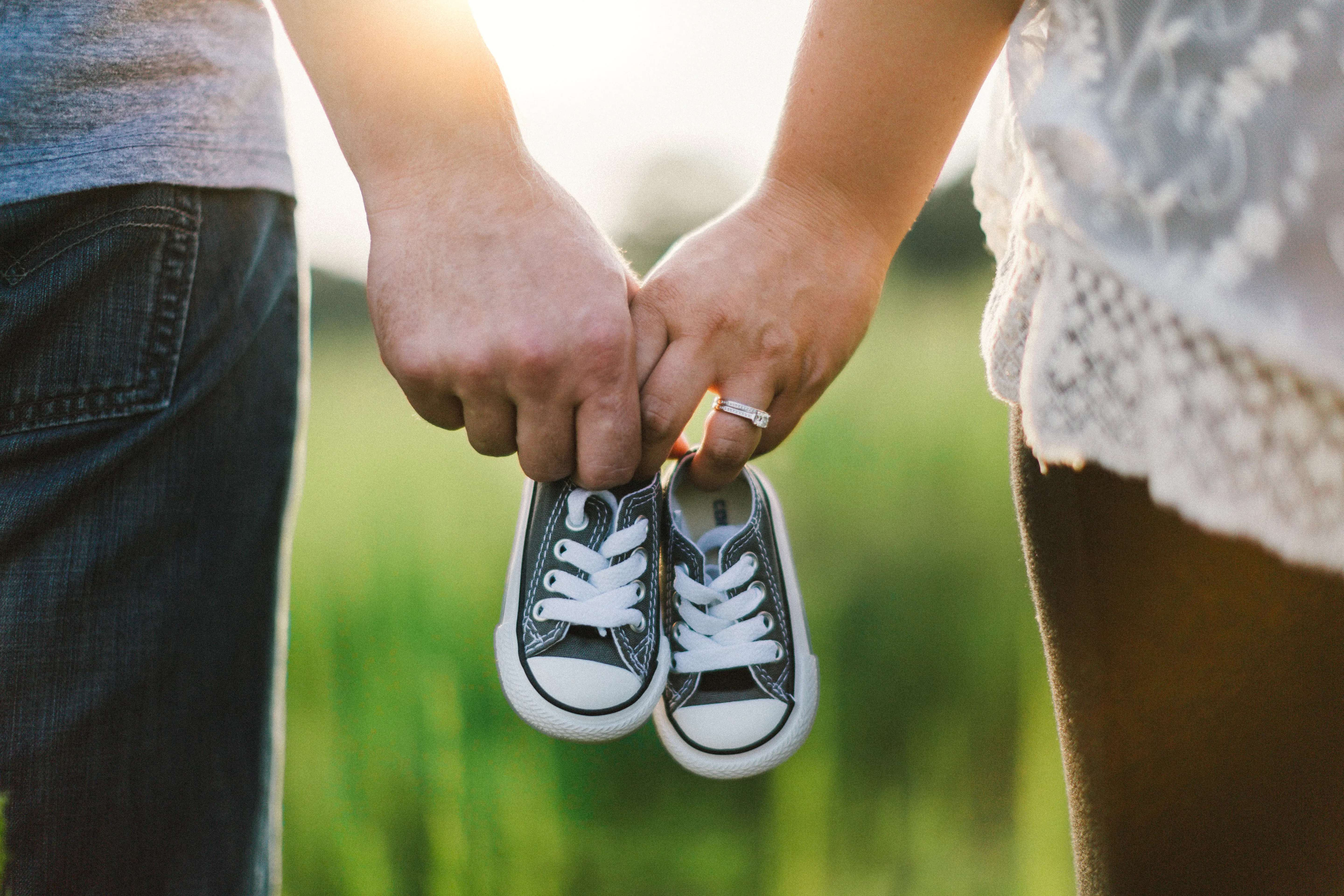 Paar hält Babyschuhe in der Hand