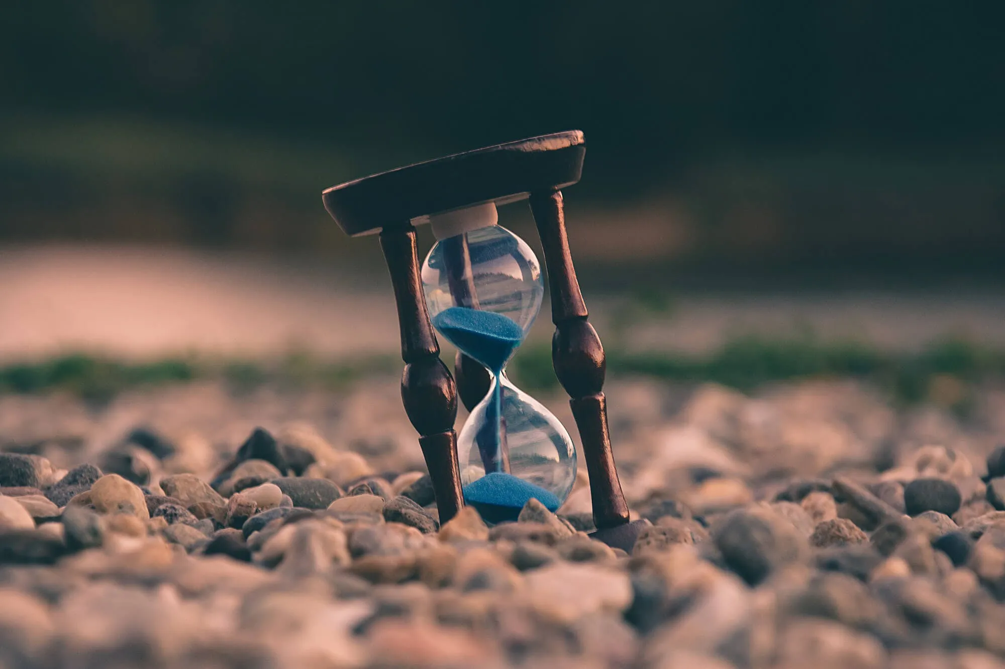 Sanduhr mit blauem Sand