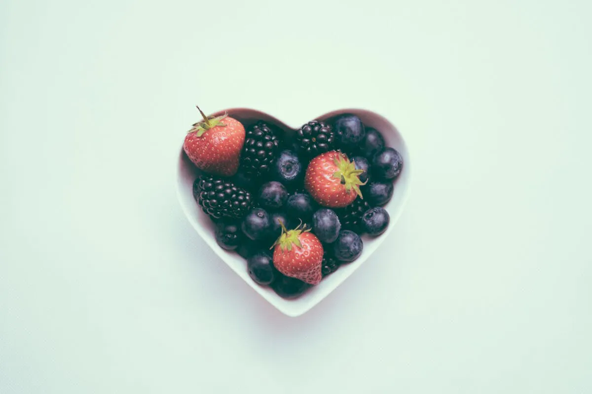 Beeren in einer herzförmigen Schale