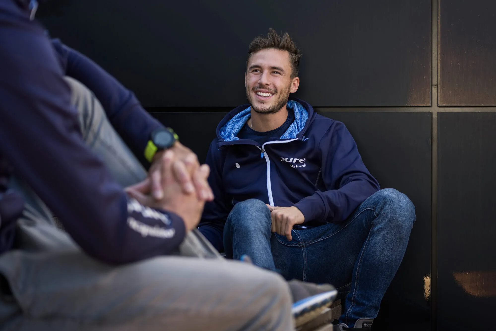Markus Fuchs an Wand gelehnt