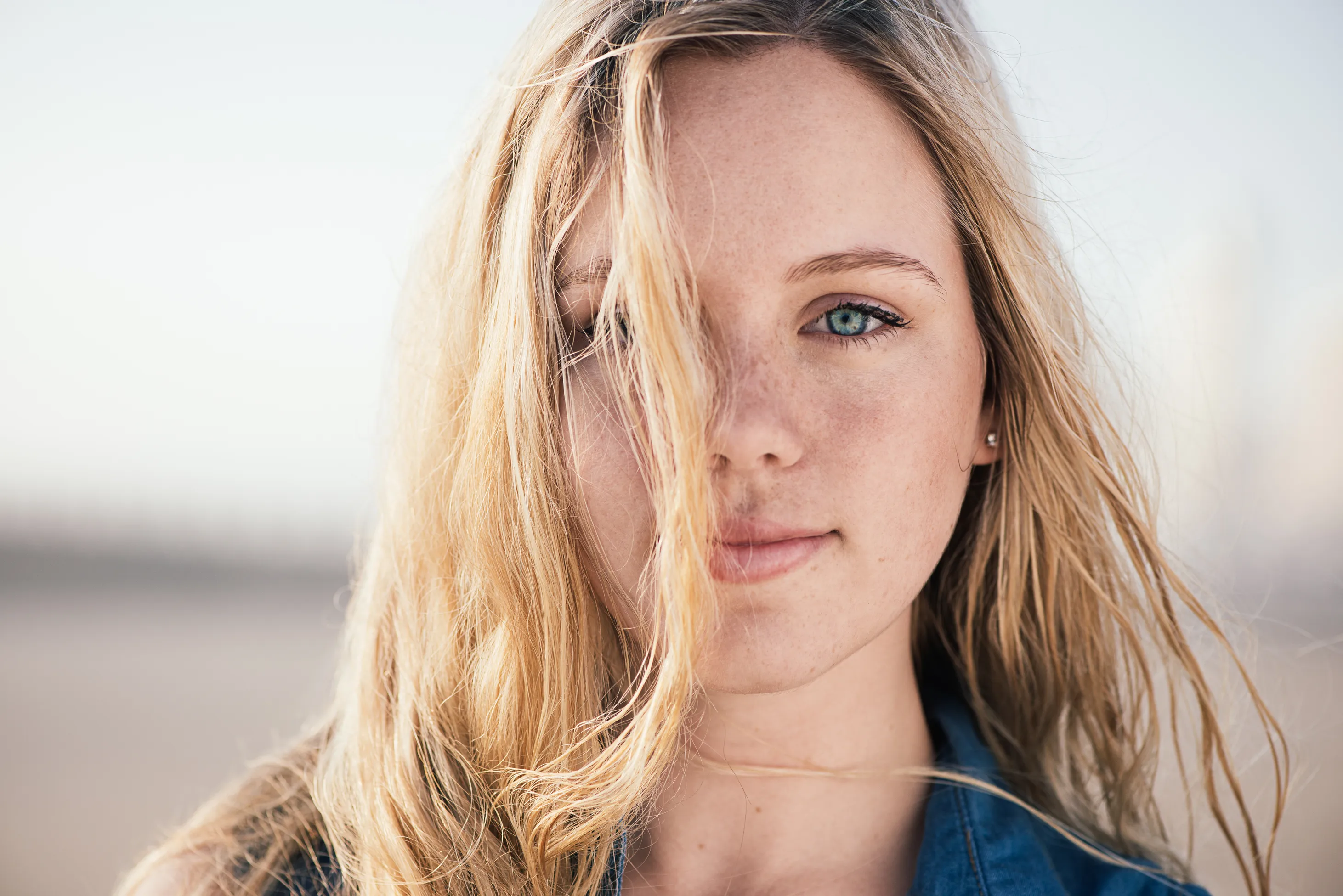 Blonde Frau mit Strähne im Gesicht