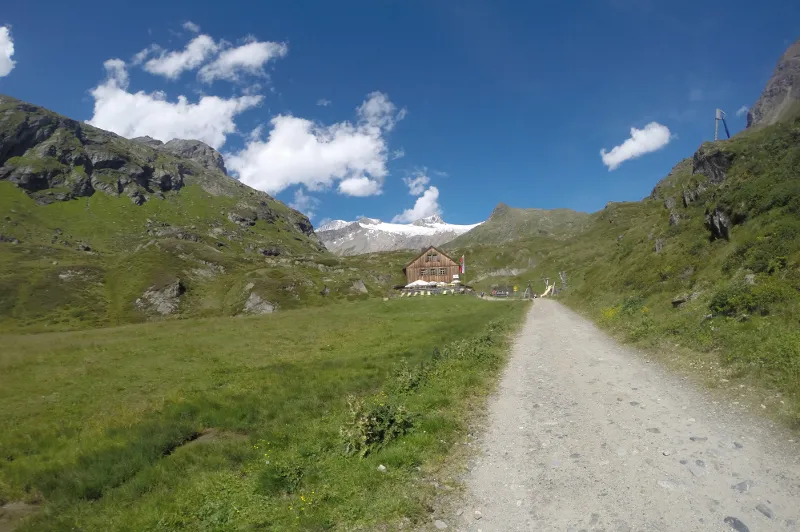 Großvenediger und Rainerhorn Hütte im Tal