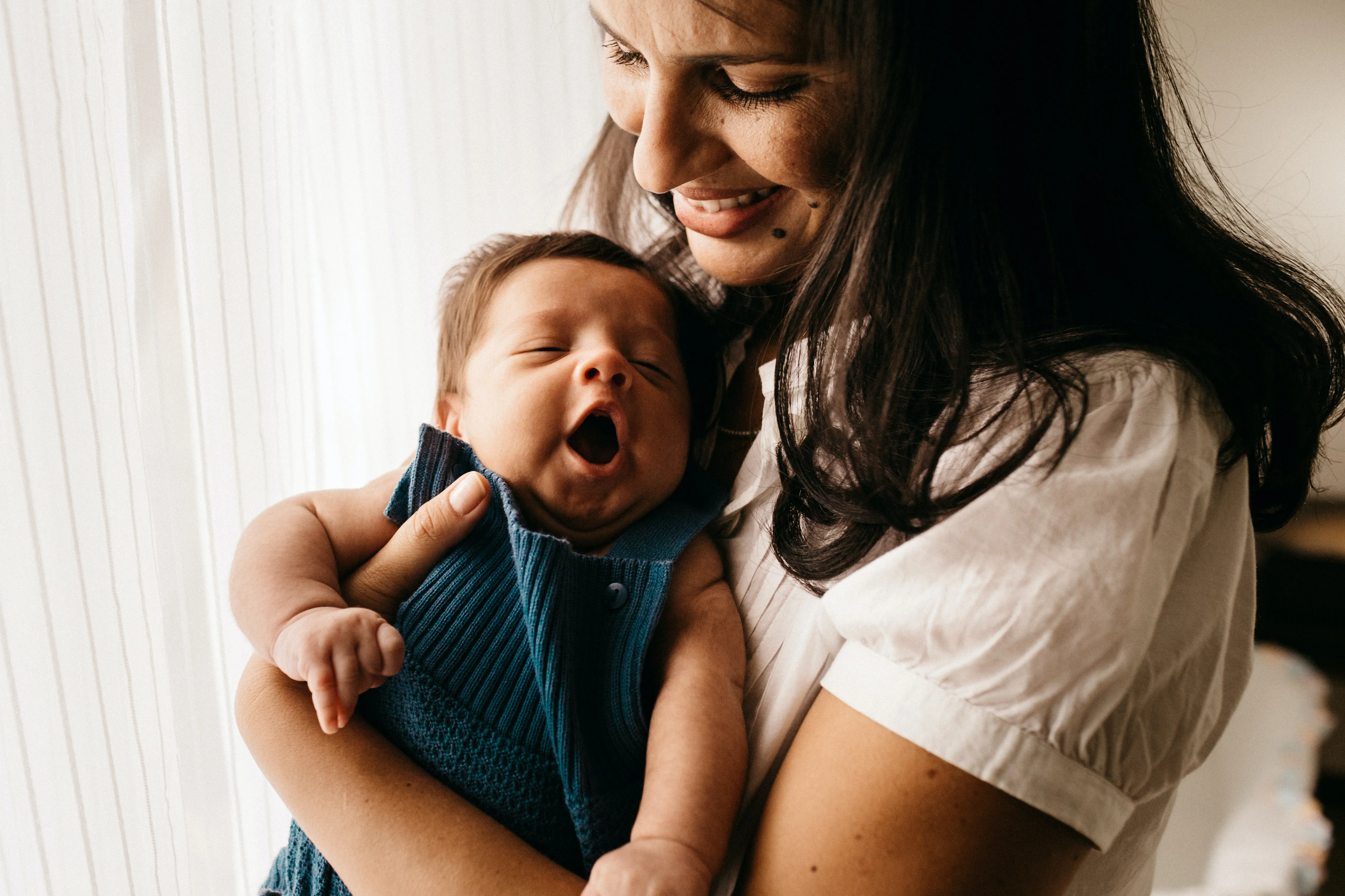 Frau hält Baby in den Armen