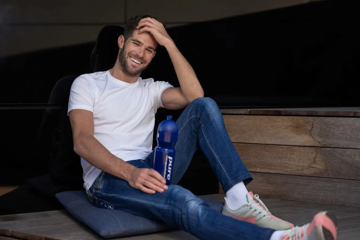 Luis Knabl sitzend mit Pure Trinkflasche