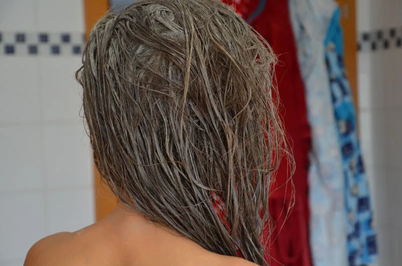 nasse Haare mit Shampoo