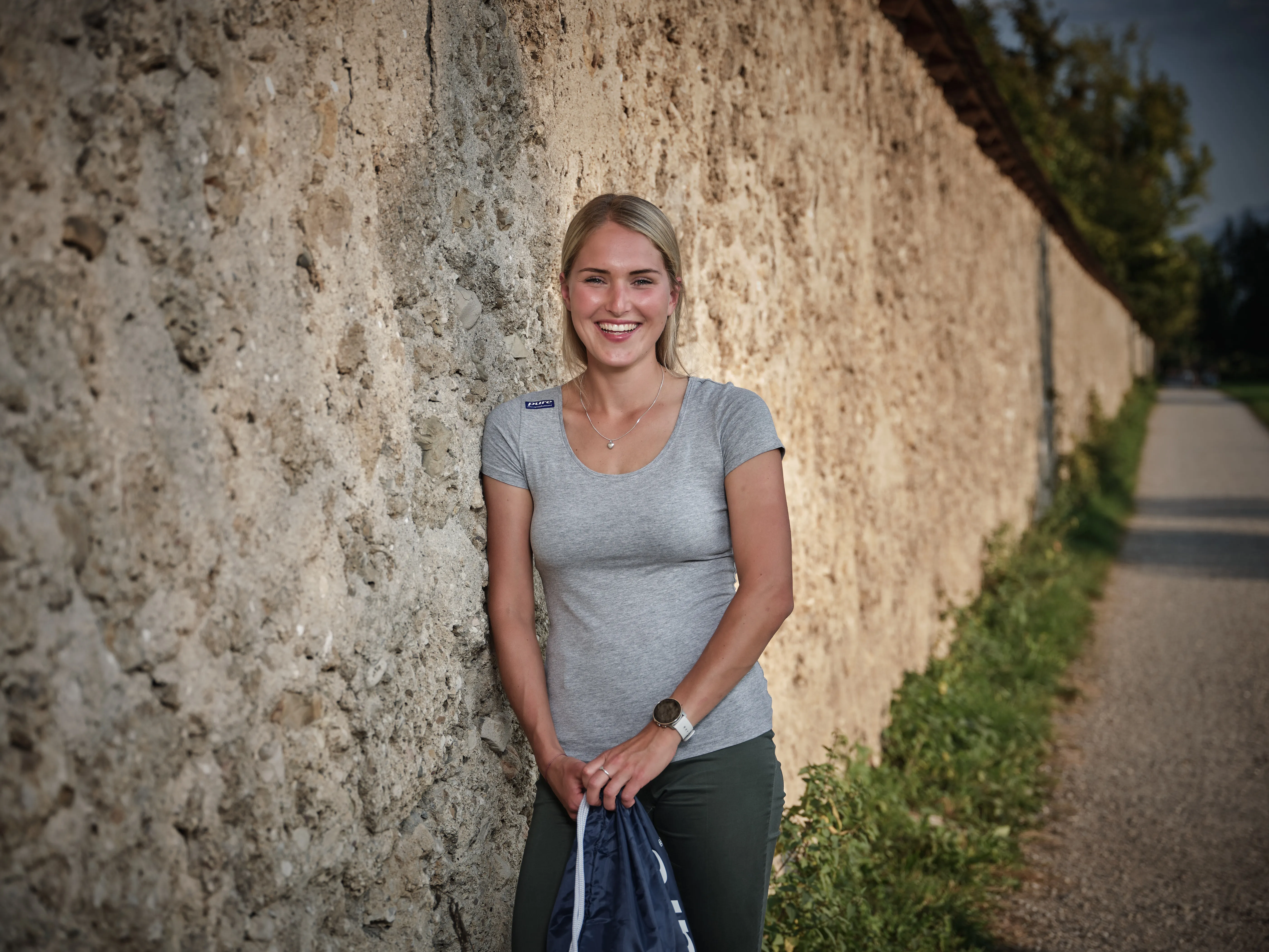 Johanna Hiemer lehnt an einer Mauer