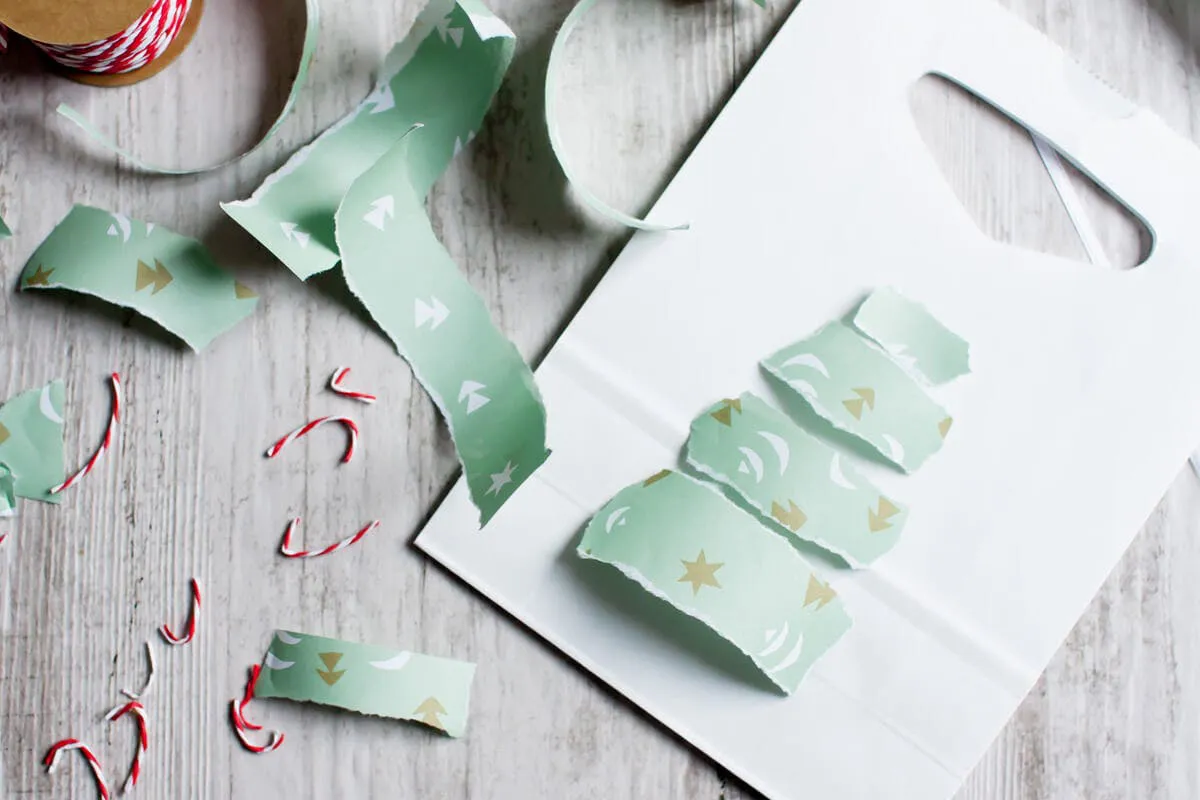 Grünes Geschenkspapier in Streifen
