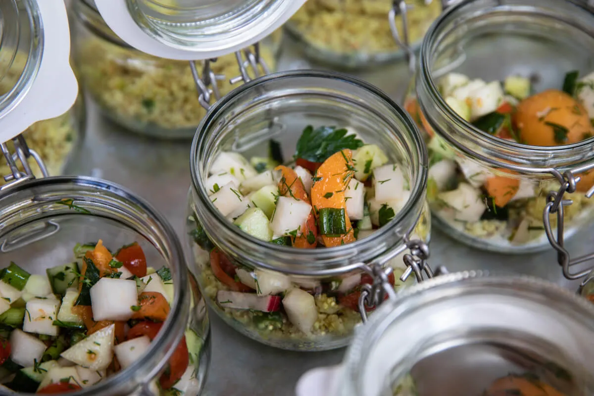 quinoa karfiol salat bild fertig im glas pixelcoma