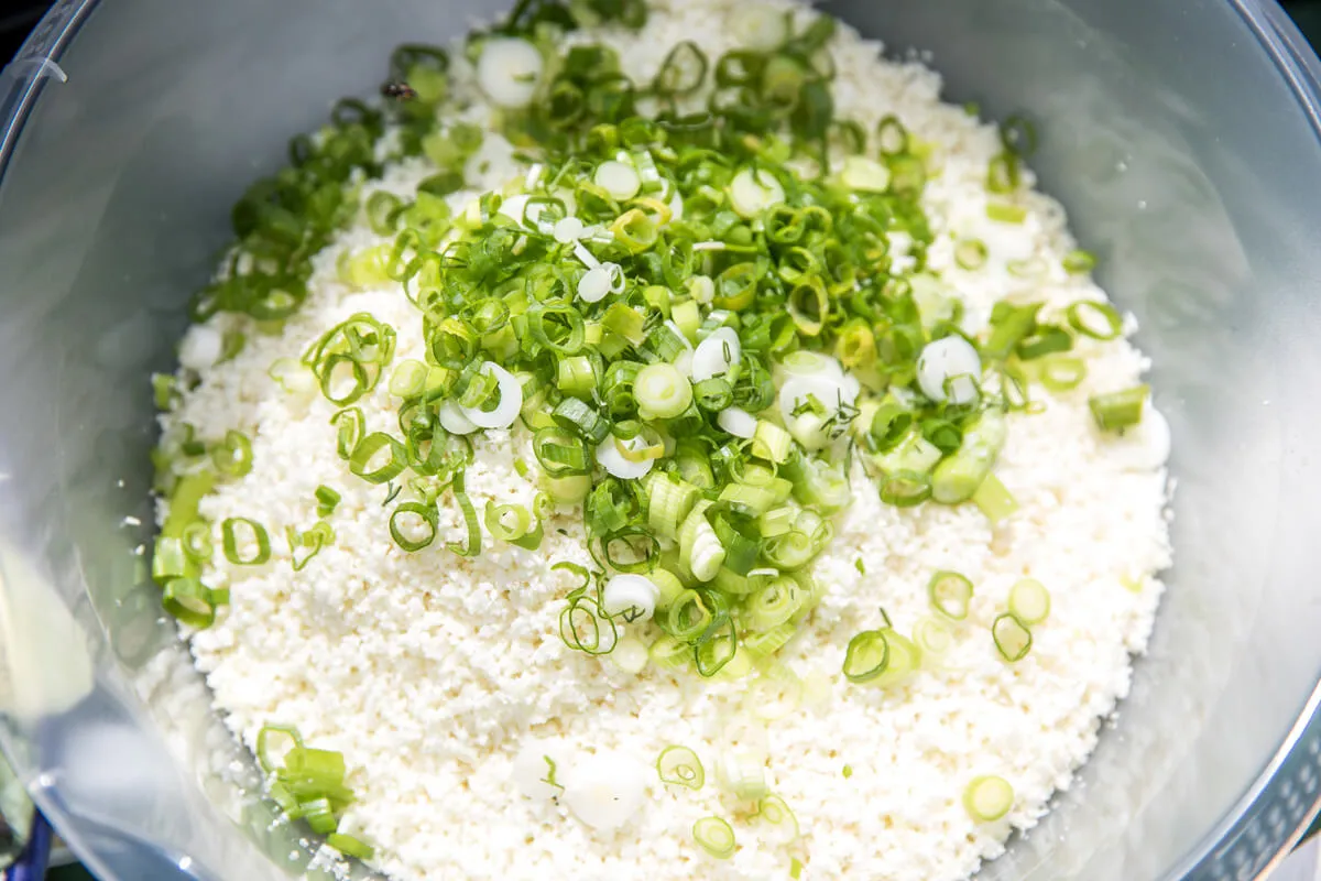 Quinoa und Frühligszwiebel in einer Schüssel