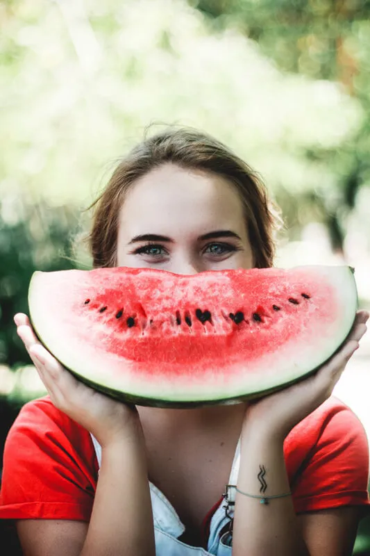 Frau mit Wassermelone