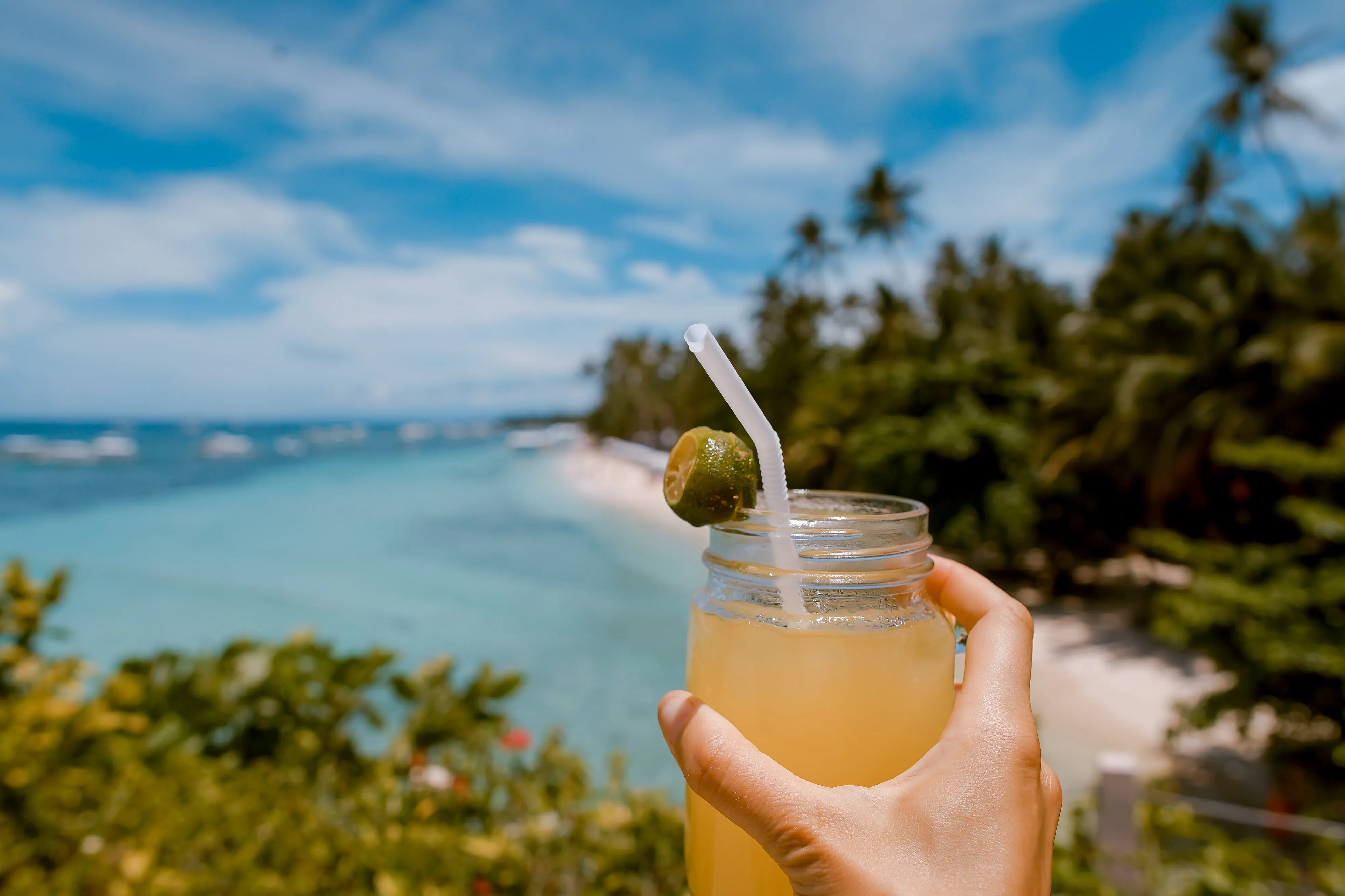 Fruchtsaft mit Strohhalm im Urlaub