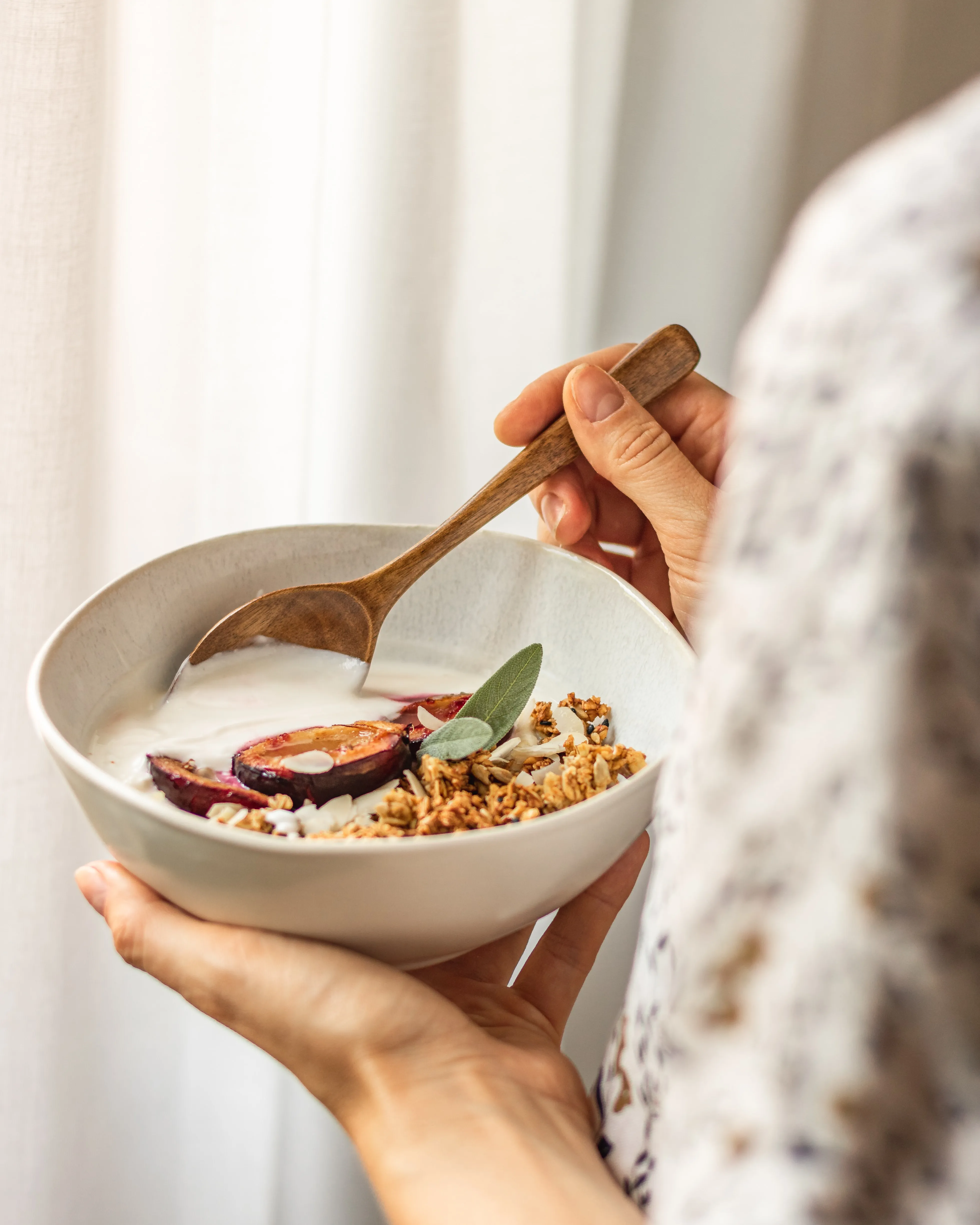 Müsli mit Pflaumen und Joghurt