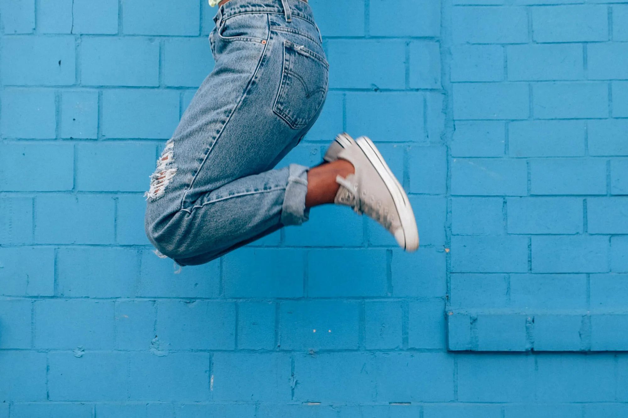 Beine in Jeans in der Luft