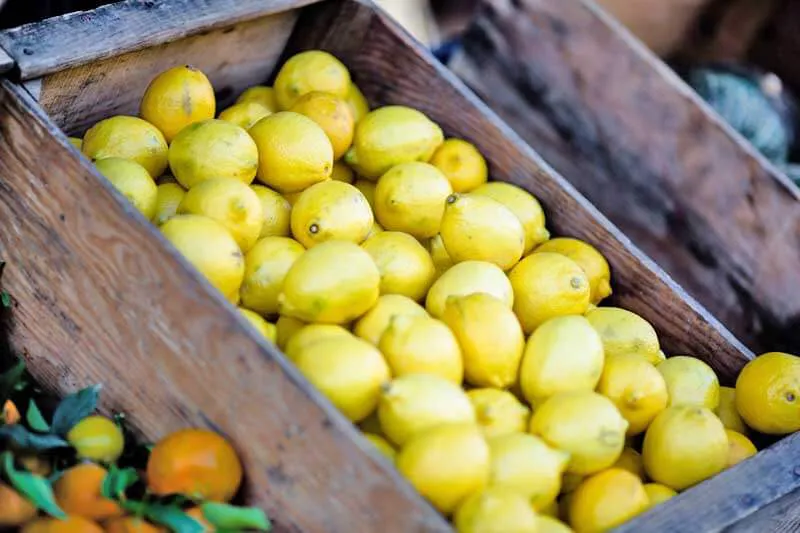 Zitronen in einer Holzkiste